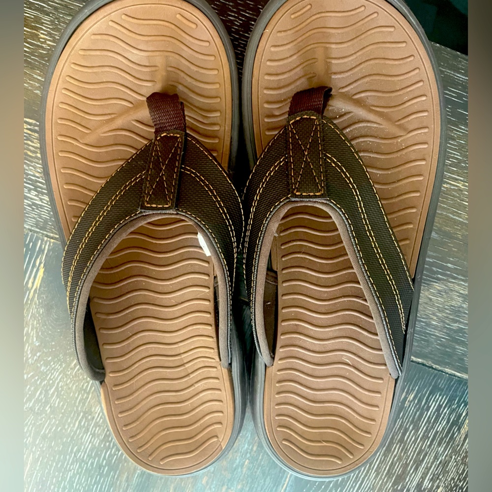 Brown flip flops. Men’s size 11. Not sure the brand. Great shape! Barely worn.